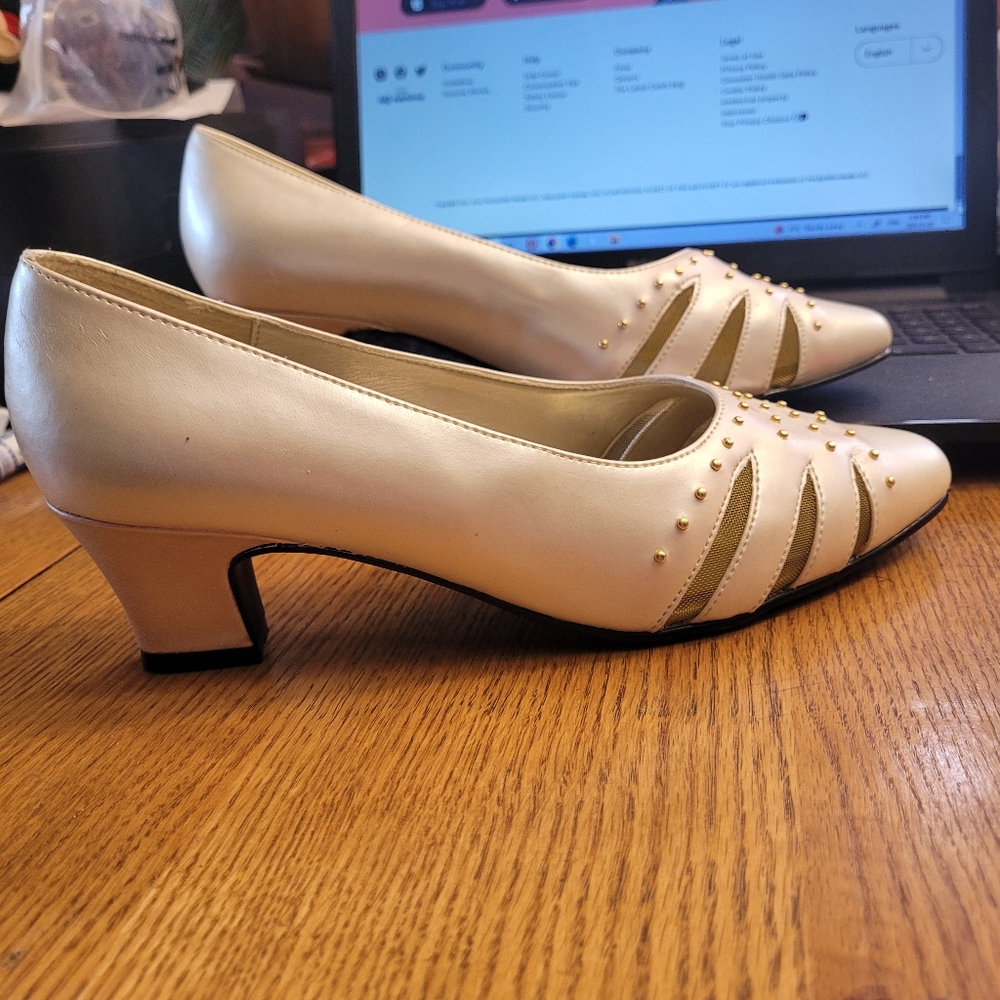 Ladies low heel shoes